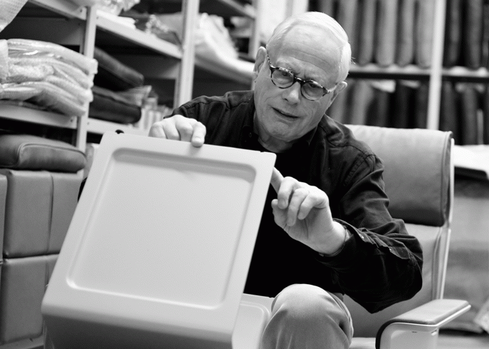 Dieter-Rams-discusses-the-design-of-the-adjustable-feet-for-the-621-Table-by-Vitsoe-(ID948)-©Vitsoe
