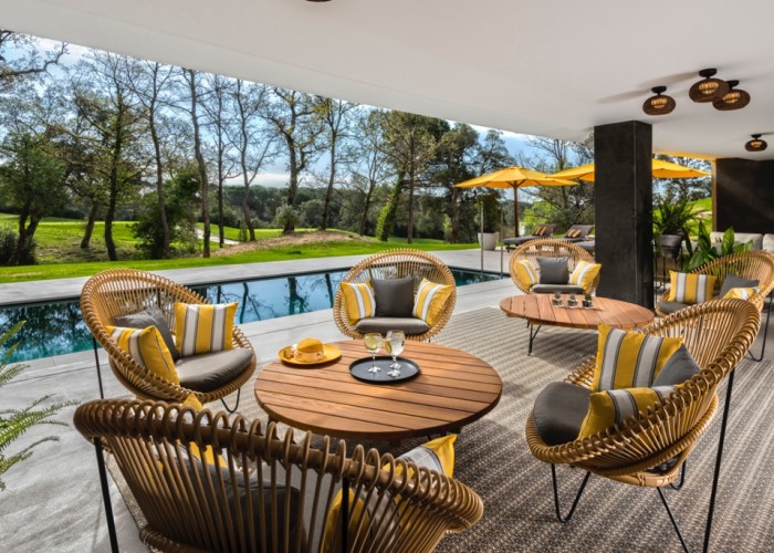 Hotel-La-Vida-Lounge-Pool-7x5